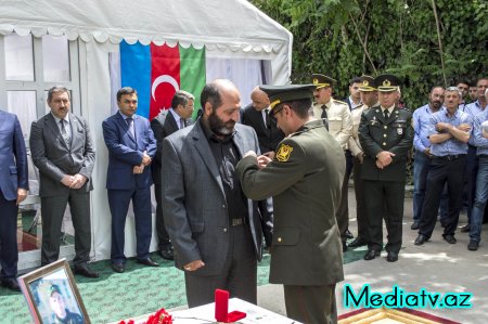 Şəhid Mahir Mirzəyevin təltif edildiyi medal onun ailəsinə təqdim edilib - FOTOLAR