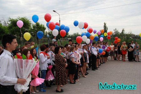 Həştərxan şəhərində yerləşən Heydər Əliyev adına məktəbdə son zəng tədbiri keçirilib - FOTOLAR