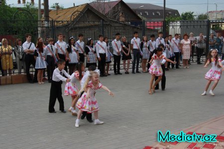 Həştərxan şəhərində yerləşən Heydər Əliyev adına məktəbdə son zəng tədbiri keçirilib - FOTOLAR