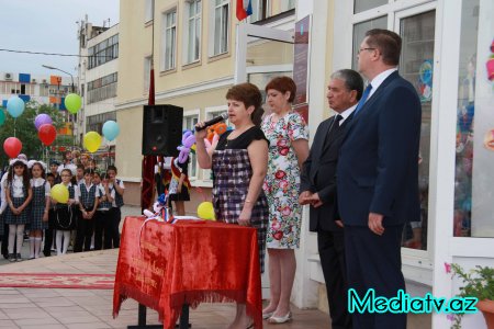 Həştərxan şəhərində yerləşən Heydər Əliyev adına məktəbdə son zəng tədbiri keçirilib - FOTOLAR