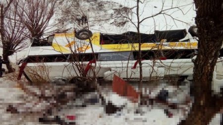 Türkiyədə avtobus dərəyə yuvarlandı: Altı ölü, 20 yaralı