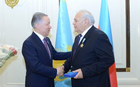 Nazarbayev Oktay Əsədovu “Şərəf” ordeni ilə təltif edib