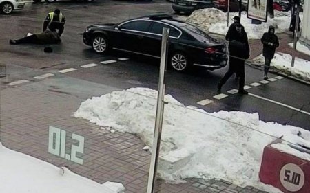 Poroşenkonun korteci yaşlı piyadanı vurdu