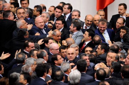 Türkiyədə deputatlar arasında kütləvi dava 
