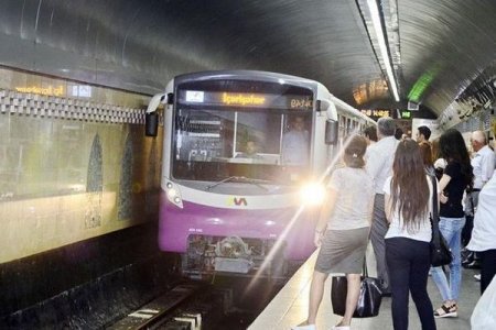 Bakı metrosunda sərnişin relslərin üzərinə yıxılıb