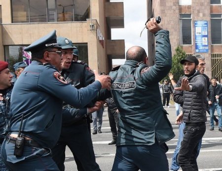 Yerevandakı toqquşmalarda güc tətbiq edilir – FOTO
