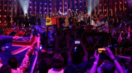 “Eurovision”da naməlum şəxs müğənninin mikrafonunu əlindən alıb