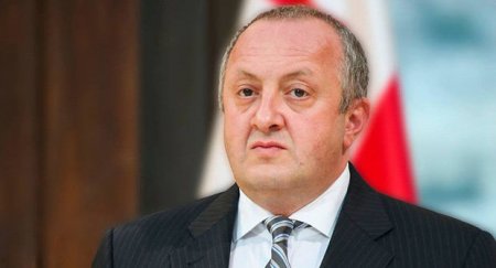 Gürcüstan prezidenti etirazçıların qarşısına çıxdı