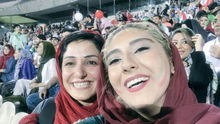 İranlı qadınlar 40 il sonra ilk dəfə stadionda