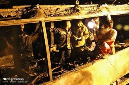 İranda benzindaşıyan maşın avtobusa çırpıldı: Ölənlər var - FOTO