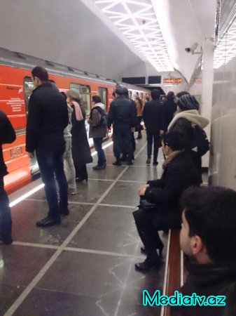 Polis Bakı metrosunda “şalvarsız”ları axtarır- FOTOLAR