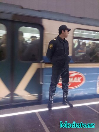 Polis Bakı metrosunda “şalvarsız”ları axtarır- FOTOLAR