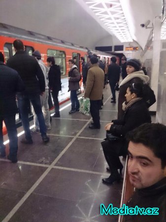 Polis Bakı metrosunda “şalvarsız”ları axtarır- FOTOLAR