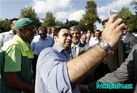 Prezident taksi sürücüləriylə selfie çəkdirdi- Foto