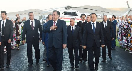 Tacikistan prezidentini daşıyan helikopter dağlarda itib